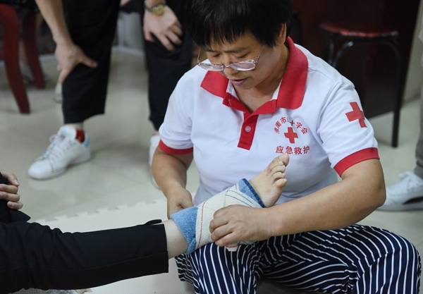 淮南50名马拉松爱好者成为救护员为跑马保驾护航6