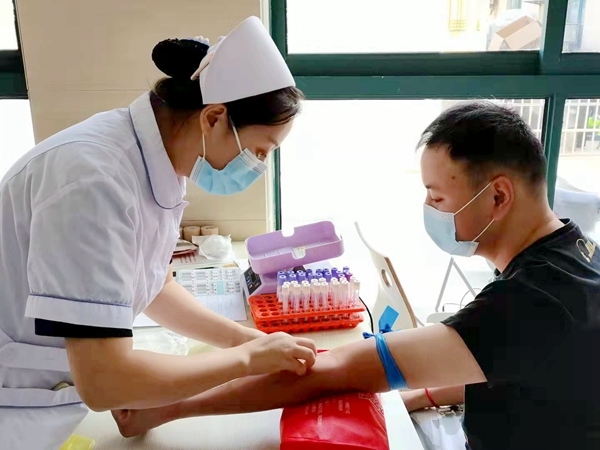 捐热血储备爱献份礼 淮南踊跃献血迎国庆1