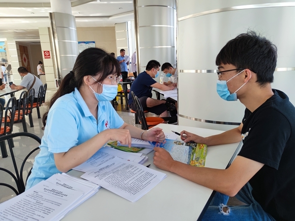 捐热血储备爱献份礼 淮南踊跃献血迎国庆10