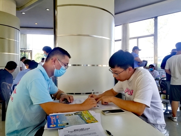 捐热血储备爱献份礼 淮南踊跃献血迎国庆13