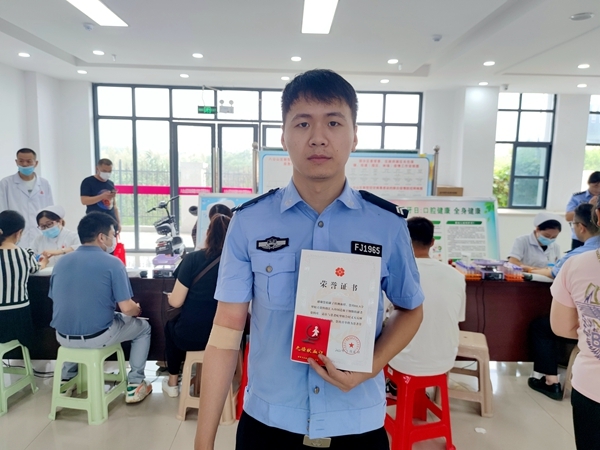 捐热血储备爱献份礼 淮南踊跃献血迎国庆16