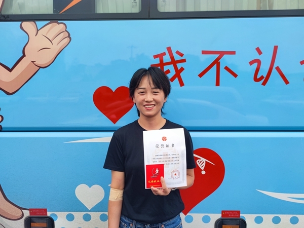 捐热血储备爱献份礼 淮南踊跃献血迎国庆17