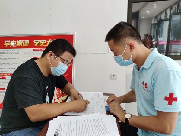 捐热血储备爱献份礼 淮南踊跃献血迎国庆18