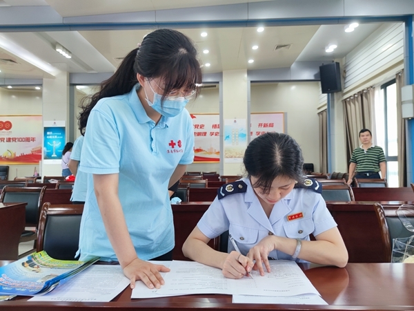 捐热血储备爱献份礼 淮南踊跃献血迎国庆2