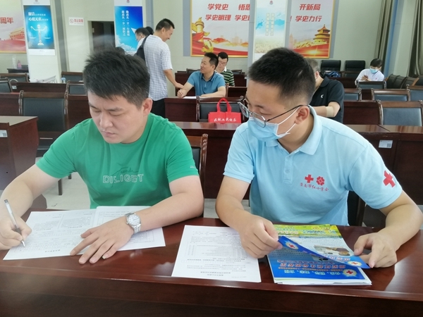 捐热血储备爱献份礼 淮南踊跃献血迎国庆4