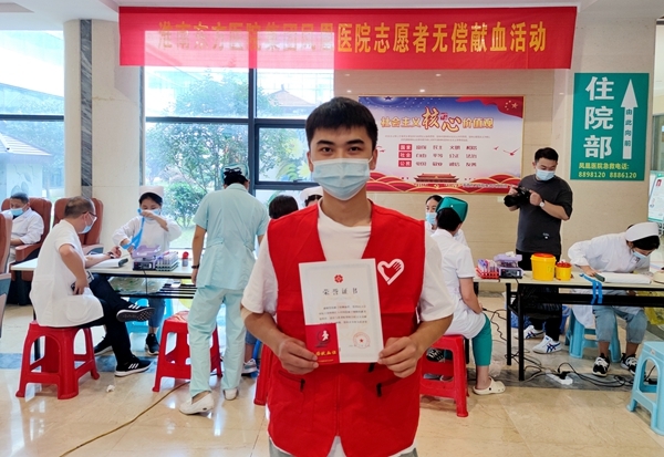 捐热血储备爱献份礼 淮南踊跃献血迎国庆7
