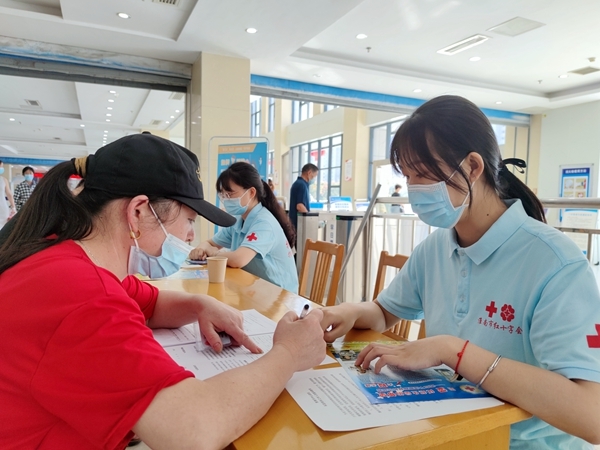 捐热血储备爱献份礼 淮南踊跃献血迎国庆9