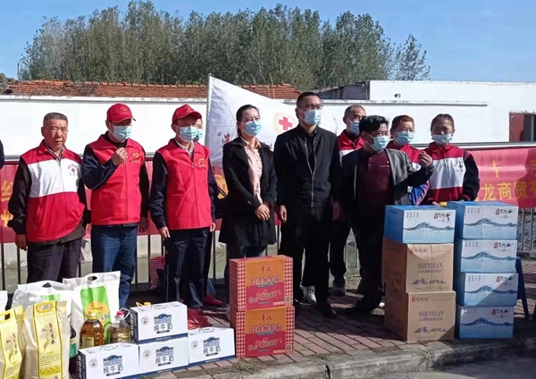 老志愿者陪孤寡老人过重阳1