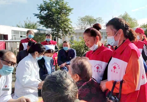 老志愿者陪孤寡老人过重阳2