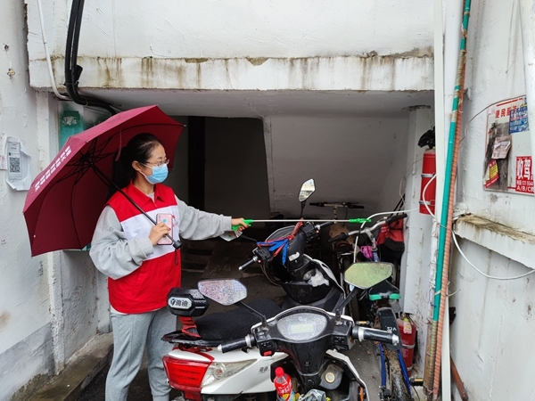 淮南市红十字会冒雨帮助共建社区清理环境卫生1