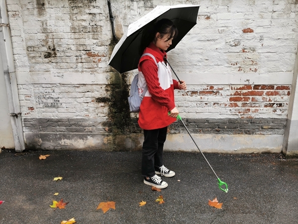 淮南市红十字会冒雨帮助共建社区清理环境卫生3