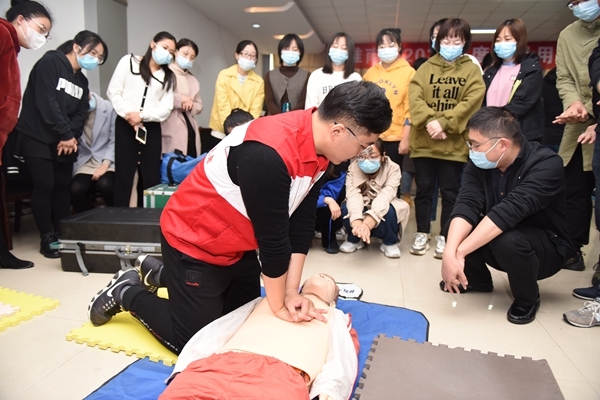 淮南市2020年度新录用公务员接受应急救护培训5