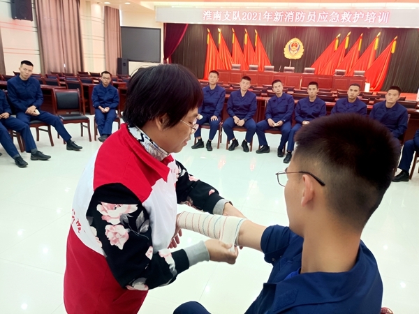 淮南市红十字会为消防新员培训应急救护12