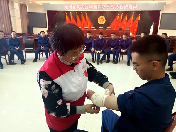 淮南市红十字会为消防新员培训应急救护15
