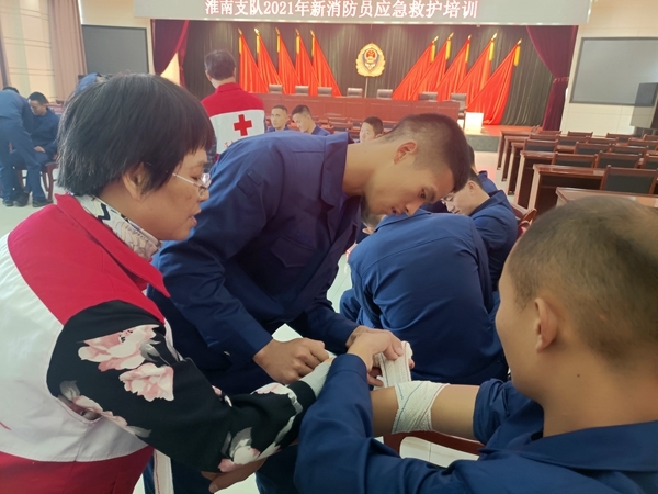 淮南市红十字会为消防新员培训应急救护16