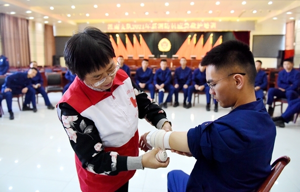 淮南市红十字会为消防新员培训应急救护2