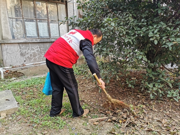 淮南市红十字会深入包保社区开展环境卫生大整治1