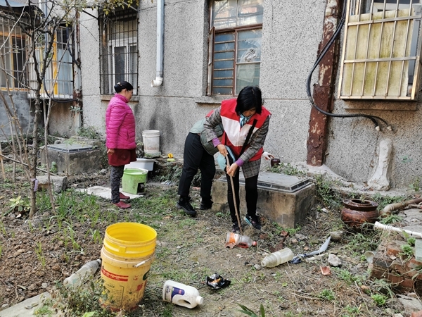淮南市红十字会深入包保社区开展环境卫生大整治2
