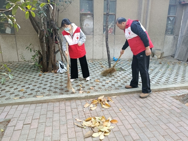淮南市红十字会深入包保社区开展环境卫生大整治3
