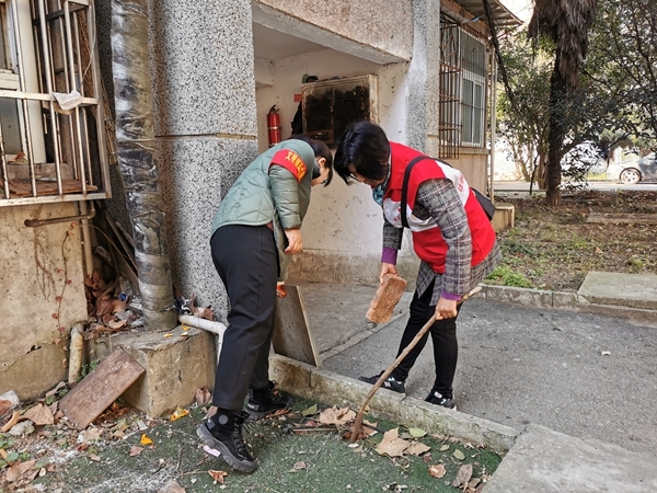 淮南市红十字会深入包保社区开展环境卫生大整治7