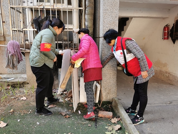 淮南市红十字会深入包保社区开展环境卫生大整治8