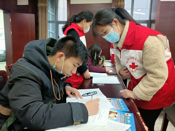 淮南市直机关党员干部献血热火朝天4