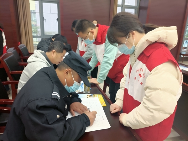 淮南市直机关党员干部献血热火朝天5