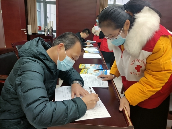 淮南市直机关党员干部献血热火朝天7