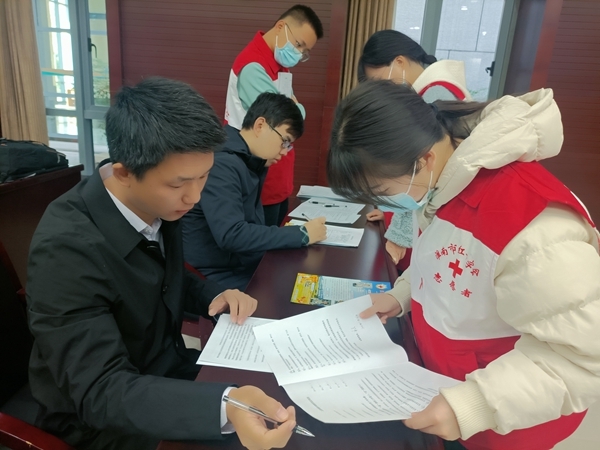 淮南市直机关党员干部献血热火朝天8