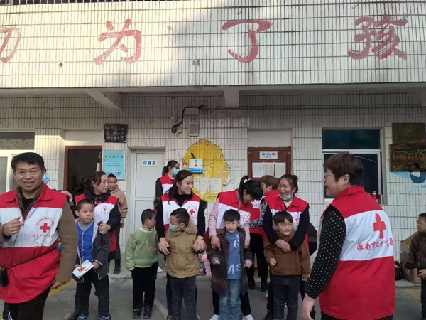 淮南市红十字会生命接力志愿服务队爱暖“星宝宝”1