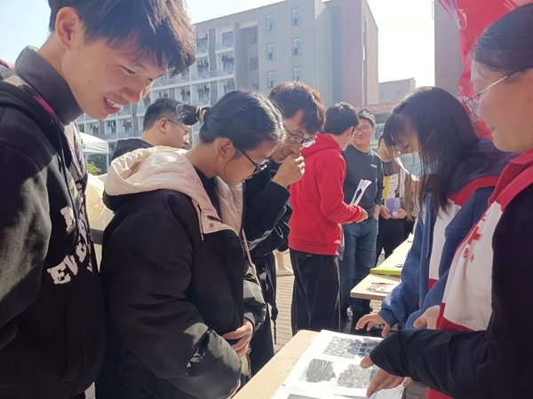 安徽理工大学红十字志愿者开展防艾宣传3