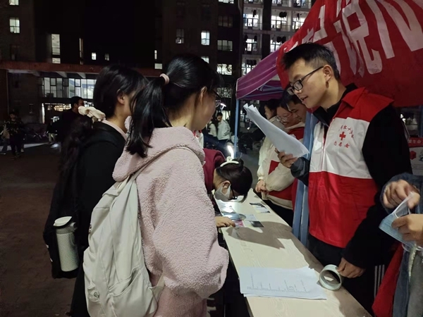 安徽理工大学红十字志愿者开展防艾宣传4