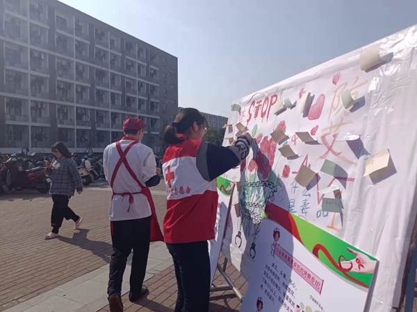 安徽理工大学红十字志愿者开展防艾宣传5