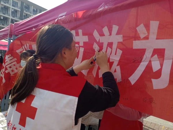 安徽理工大学红十字志愿者开展防艾宣传6