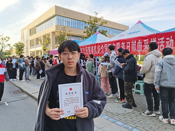 志愿者日，他们以热血激情献礼3