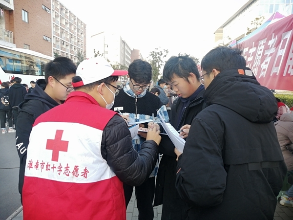 志愿者日，他们以热血激情献礼8