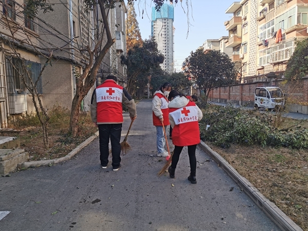 淮南市红十字会加大创城结对社区环境卫生大整治4