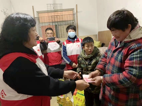 淮南市红十字会生命接力志愿服务队继续冬暖“星宝宝”12