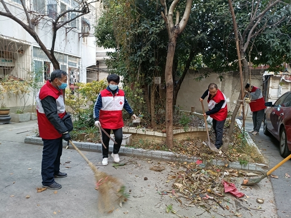 淮南市红十字志愿者积极主动助力创城3