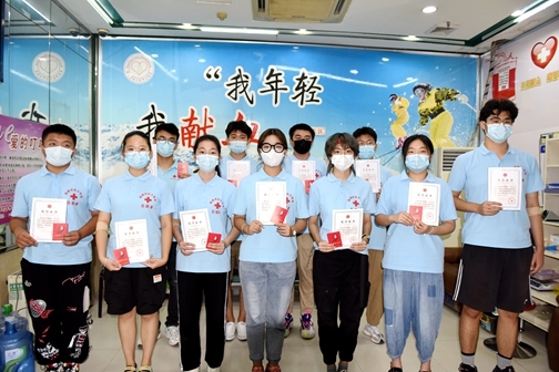1-参加暑期造血干细胞捐献志愿服务的大学生志愿者集体采样加入捐献队伍