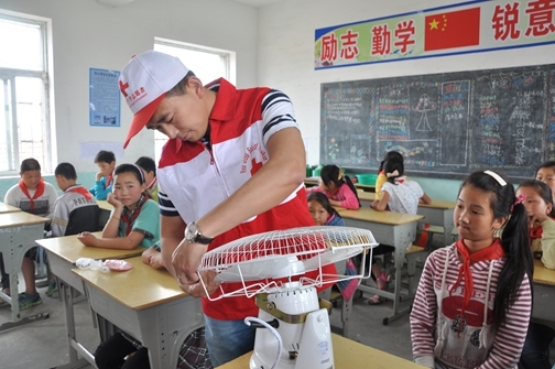2015年6.1张宝为刘集红十字博爱小学捐赠电风扇并现场给孩子们装上