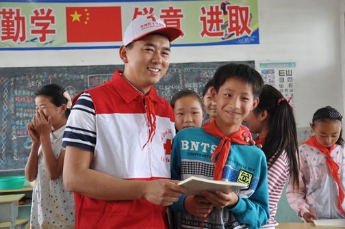 2015年6月张宝为 农村小学的留守儿童举行特别的毕业典礼
