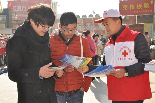 2014年12月4日在淮南市纪念国际志愿者日活动现场， 张宝 以自己的亲身经历向市民现身说法做造血干细胞捐献宣传动员，感动市民