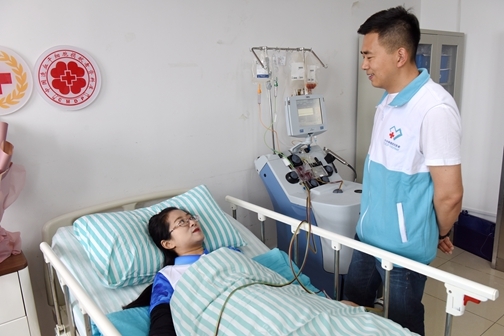 2021年4月张宝到合肥省立医院看望淮南的一位造血干细胞捐献志愿者穆敏